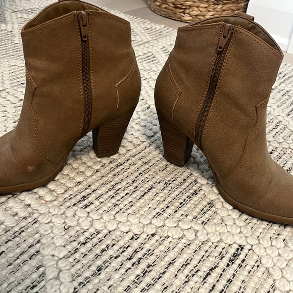 Tan suede booties - Picture 2 of 5